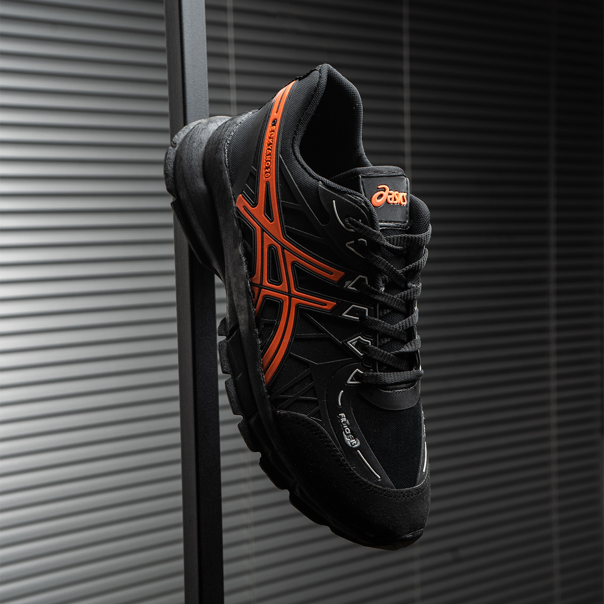 کفش ورزشی Asics مردانه مشکی نارنجی زیره مشکی مدل Kaloni
