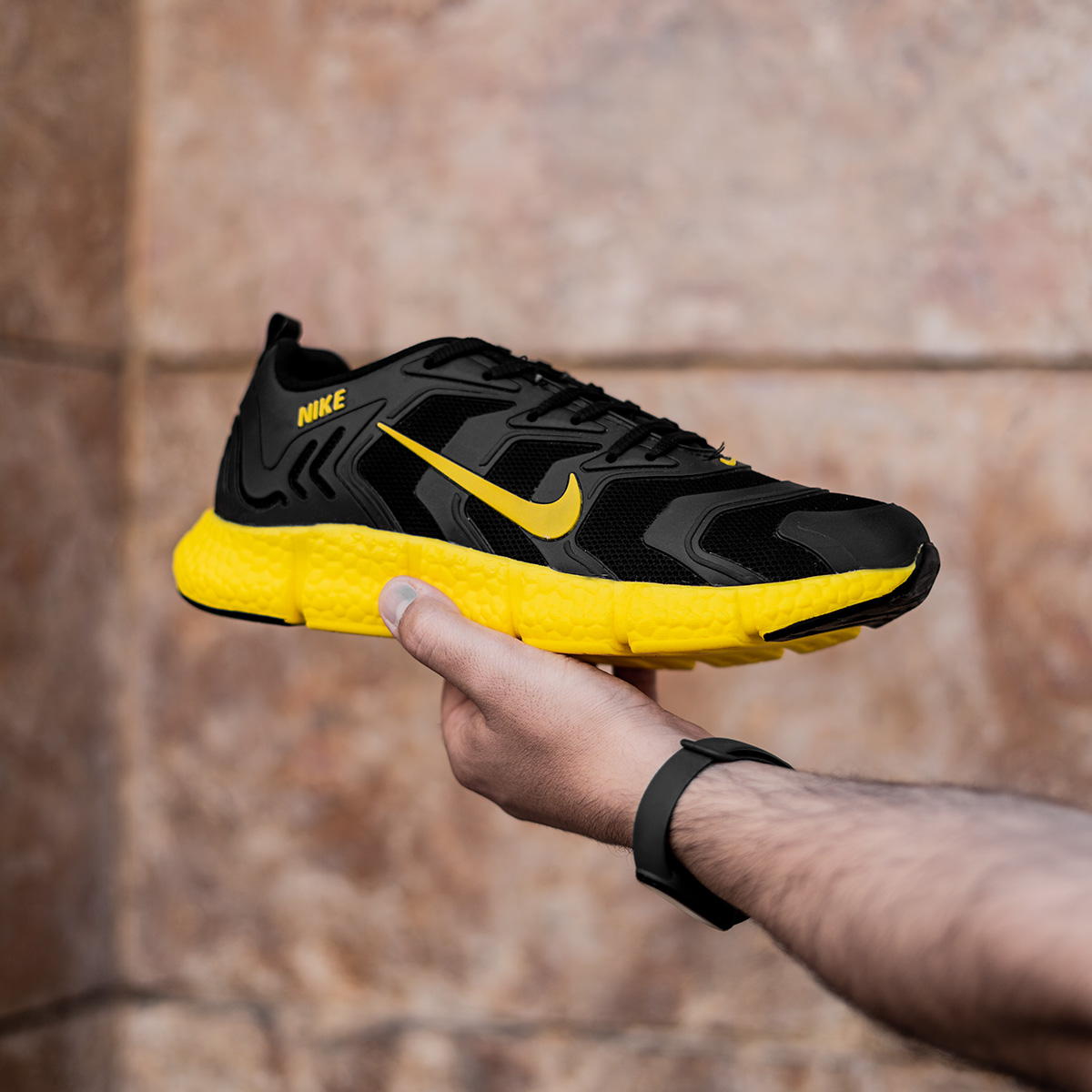 کفش ورزشی Nikeمردانه مشکی زرد مدلArax