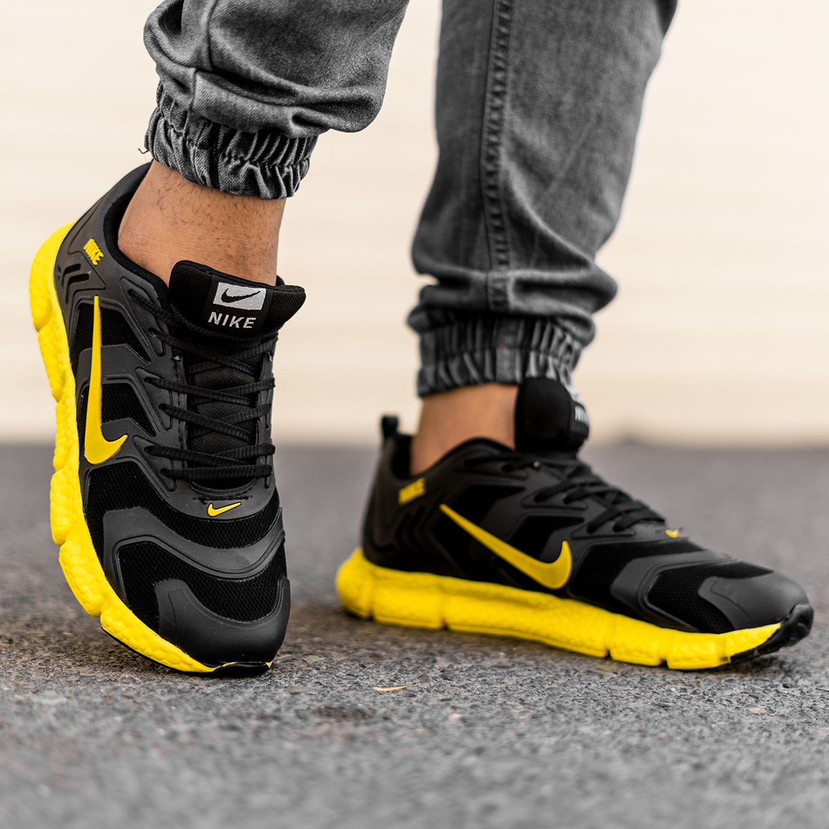 کفش ورزشی Nikeمردانه مشکی زرد مدلArax