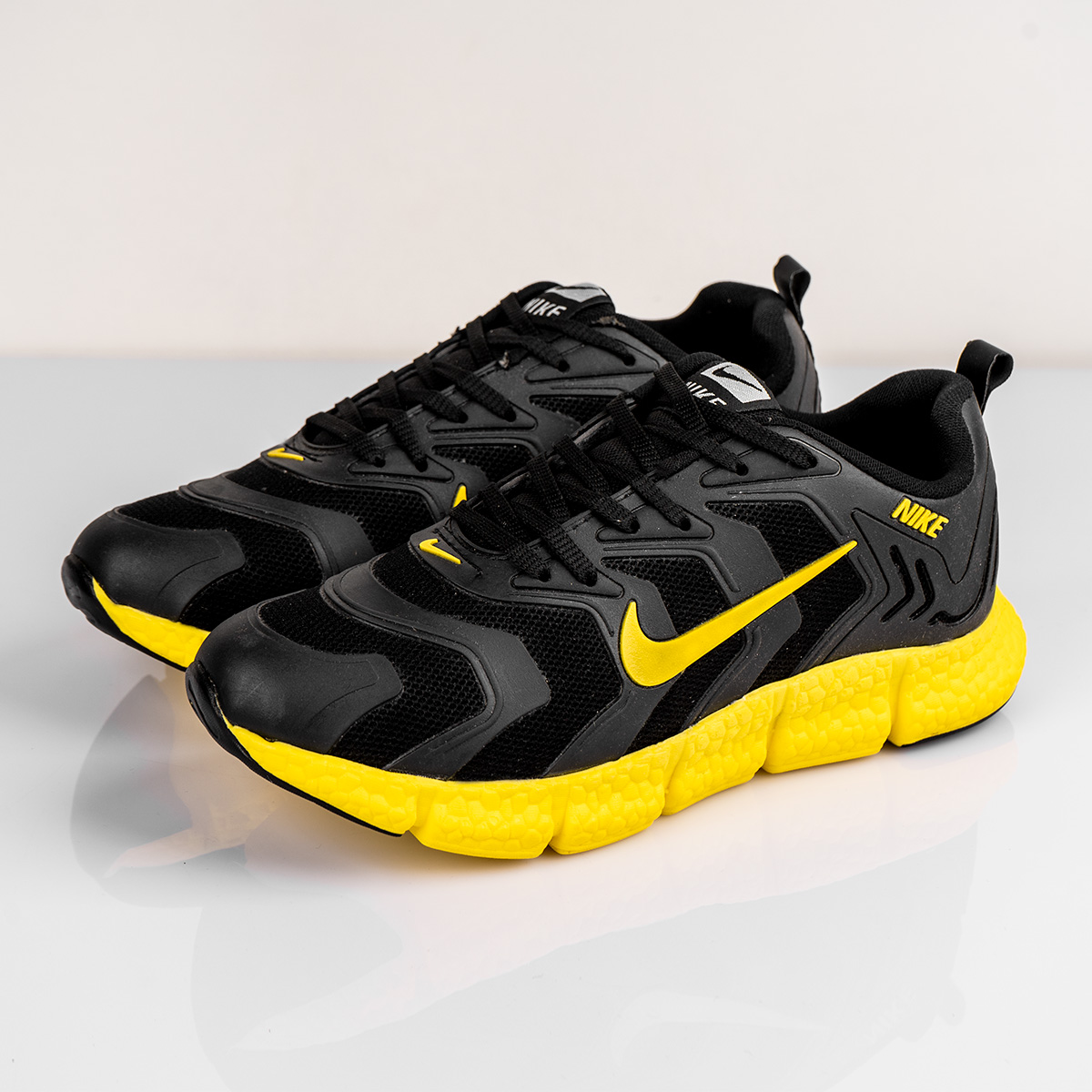 کفش ورزشی Nikeمردانه مشکی زرد مدلArax