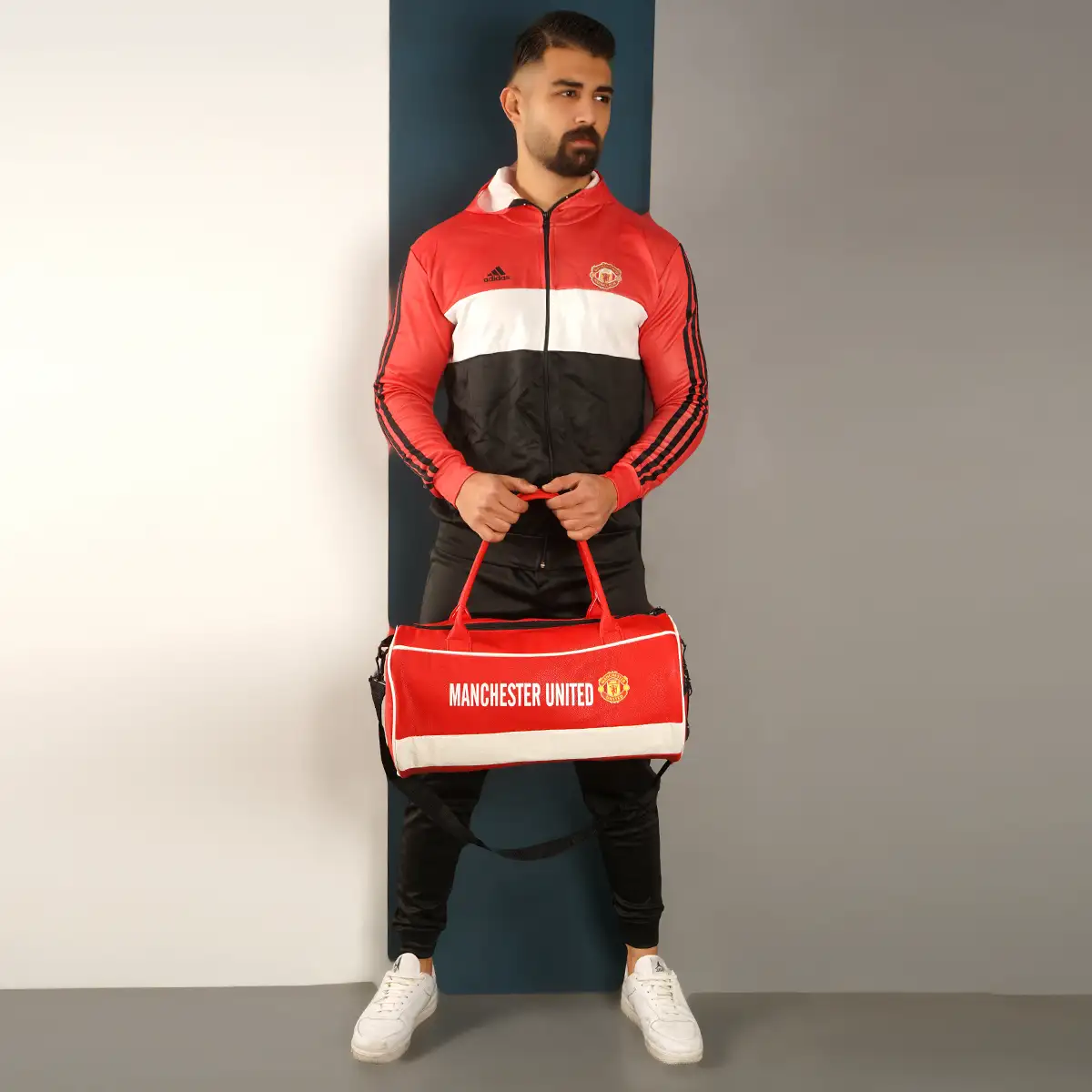 کیف ورزشی قرمز مدل Manchester United