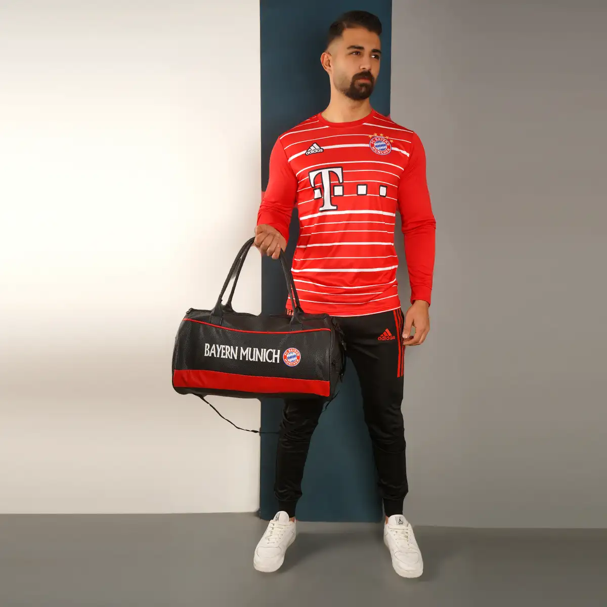 کیف ورزشی مشکی قرمز مدل Bayern München