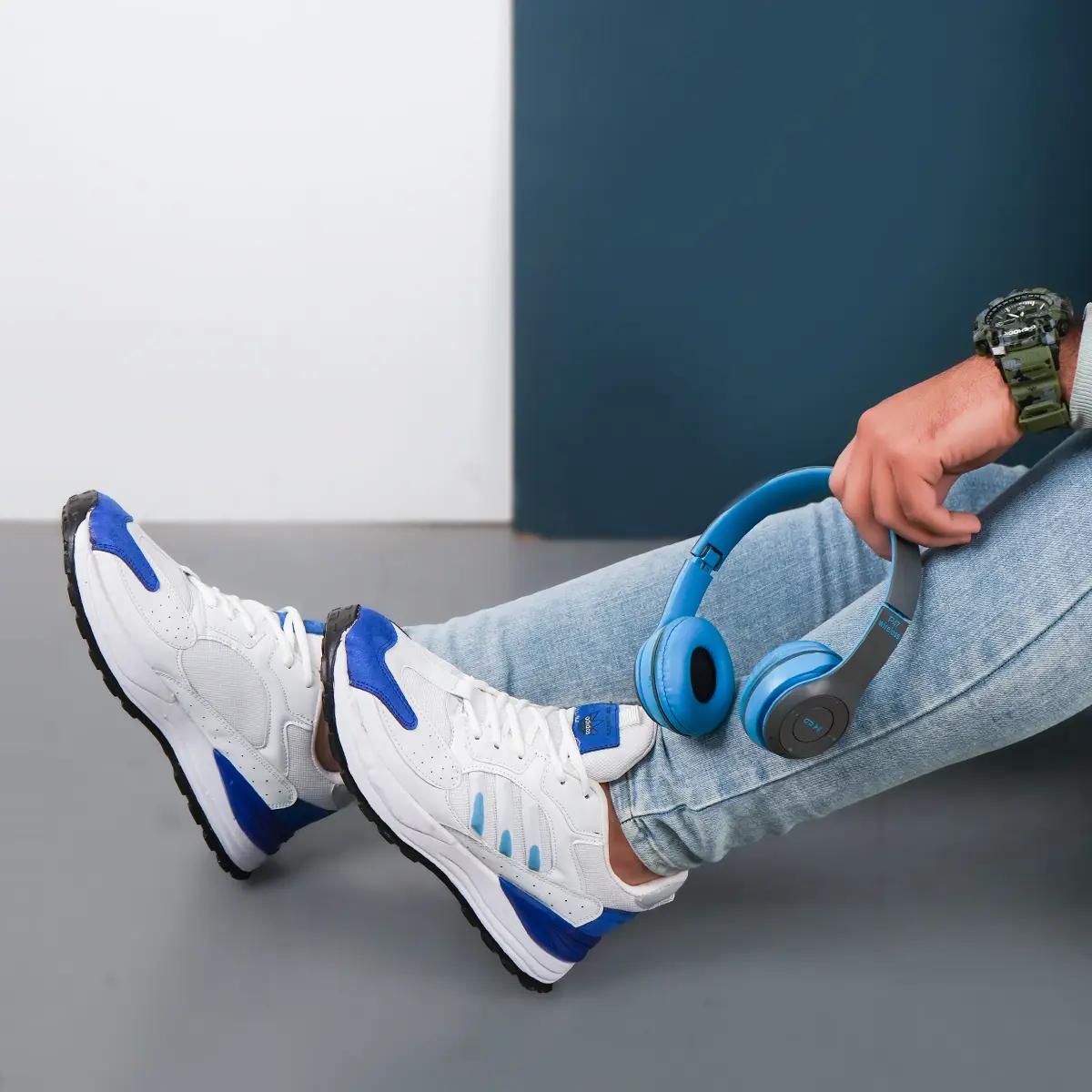 کفش ورزشی مردانه آبی سفید Adidas مدل Toka