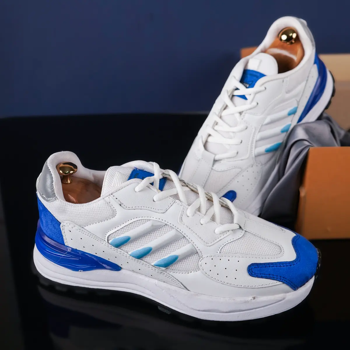 کفش ورزشی مردانه آبی سفید Adidas مدل Toka