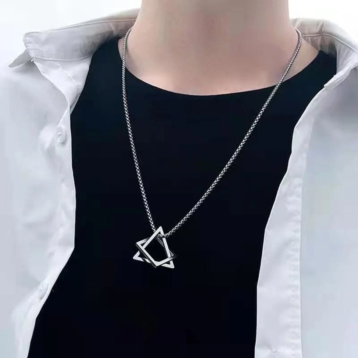 گردنبند طرح برمودا نقره ای