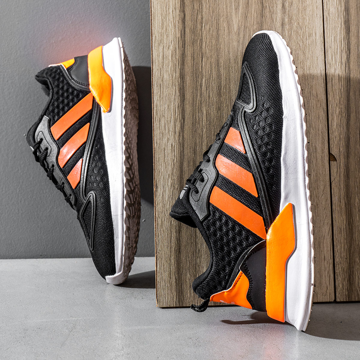 کفش ورزشی Adidas مردانه مشکی نارنجی مدل Siban