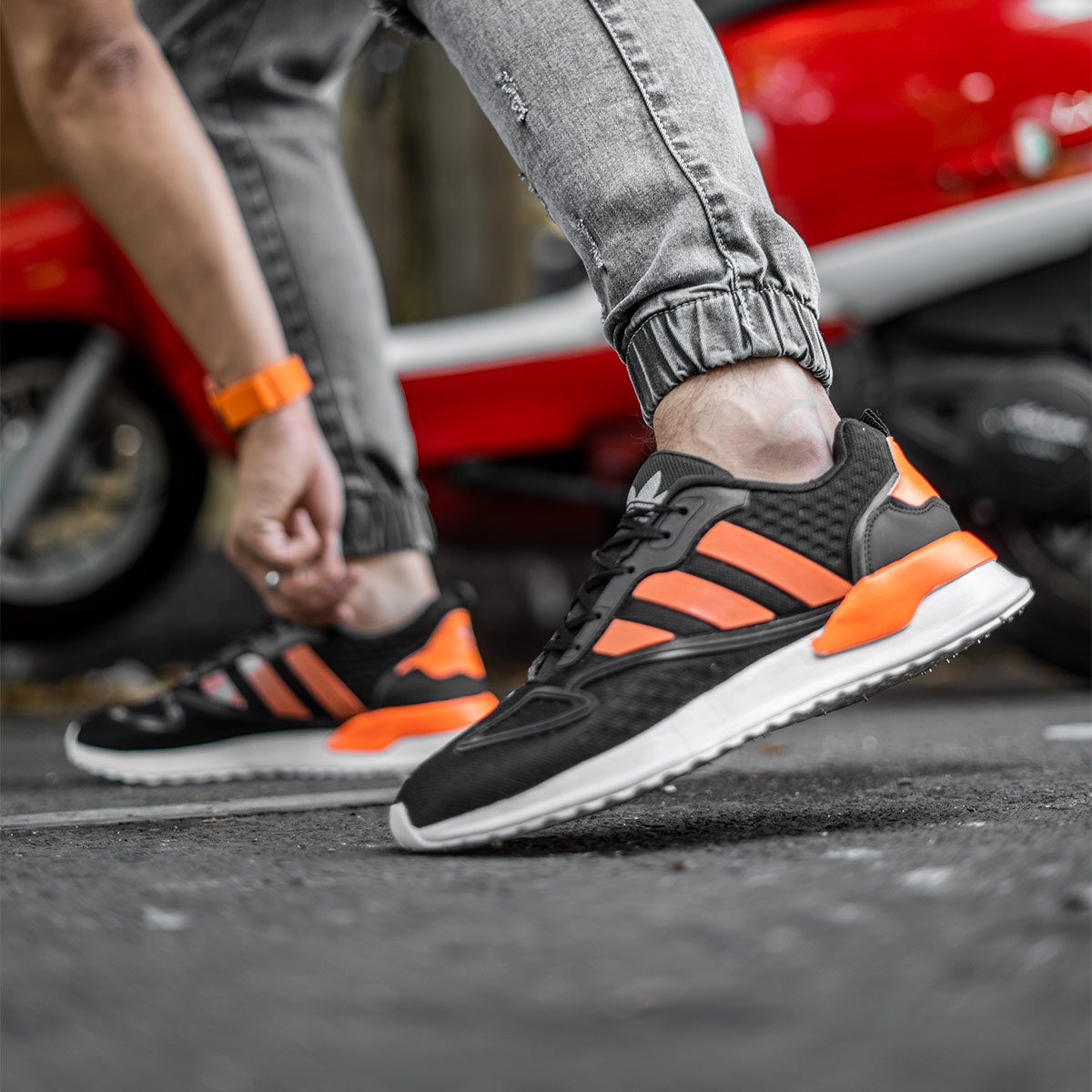 کفش ورزشی Adidas مردانه مشکی نارنجی مدل Siban
