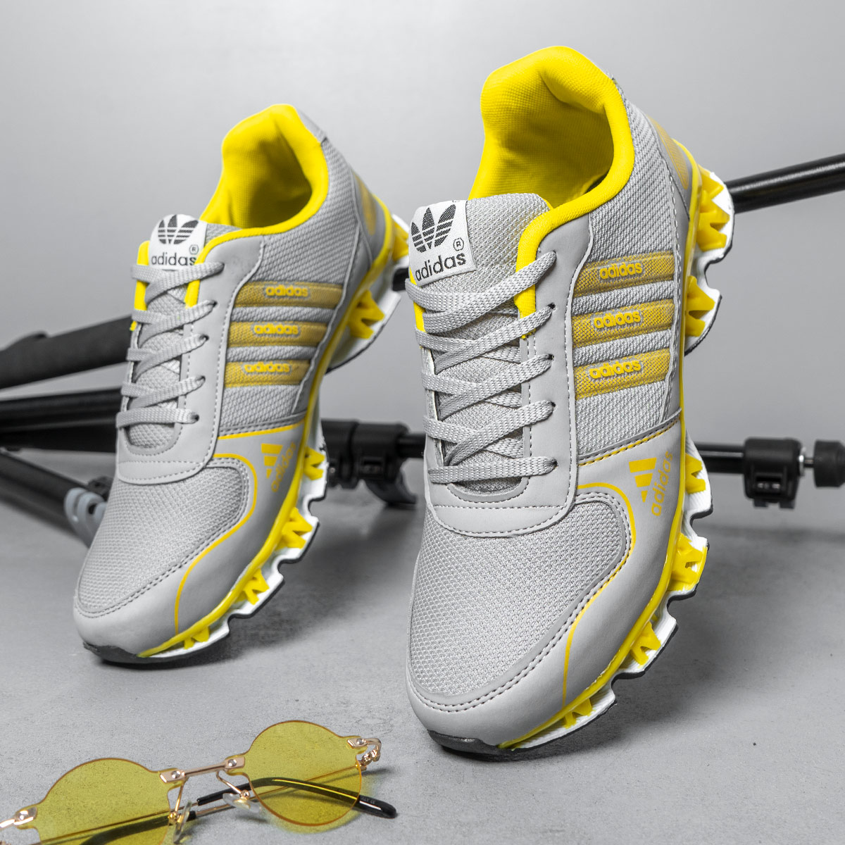 کفش ورزشی Adidas مردانه طوسی زرد مدل Gilva