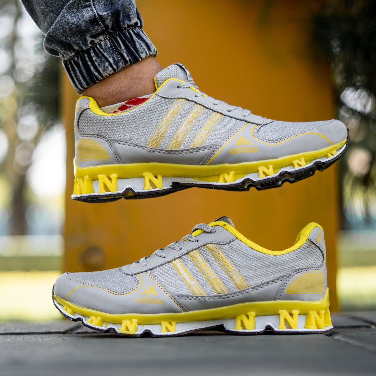 کفش ورزشی Adidas مردانه طوسی زرد مدل Gilva