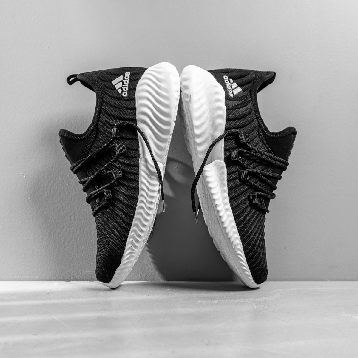 کفش ورزشی Adidas مردانه مشکی زیره سفید مدل River