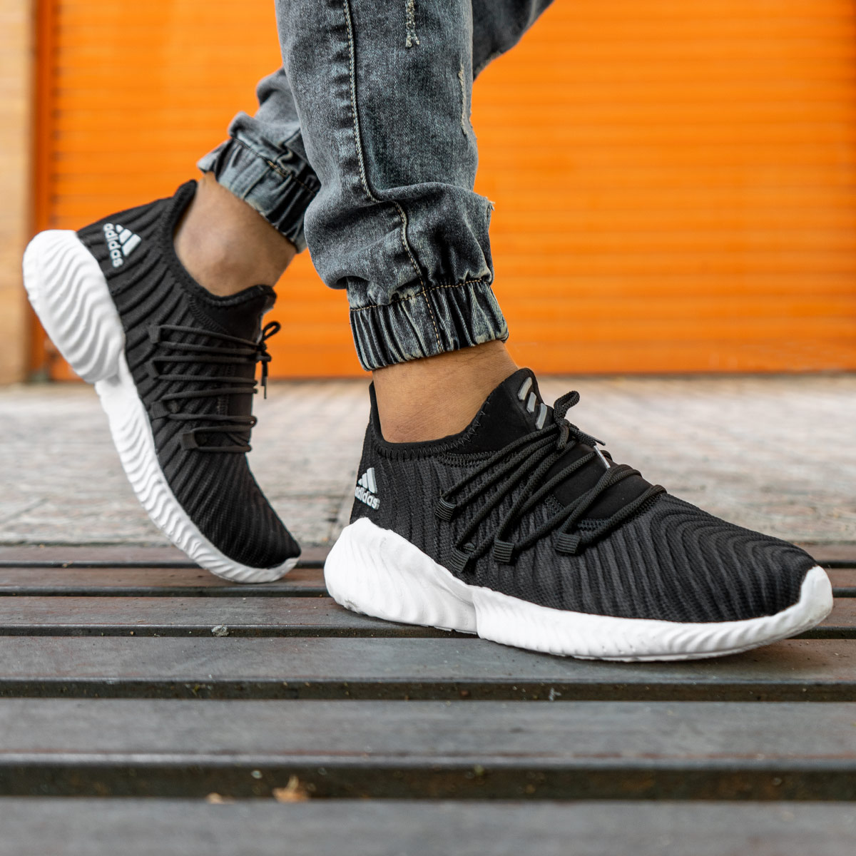 کفش ورزشی Adidas مردانه مشکی زیره سفید مدل River