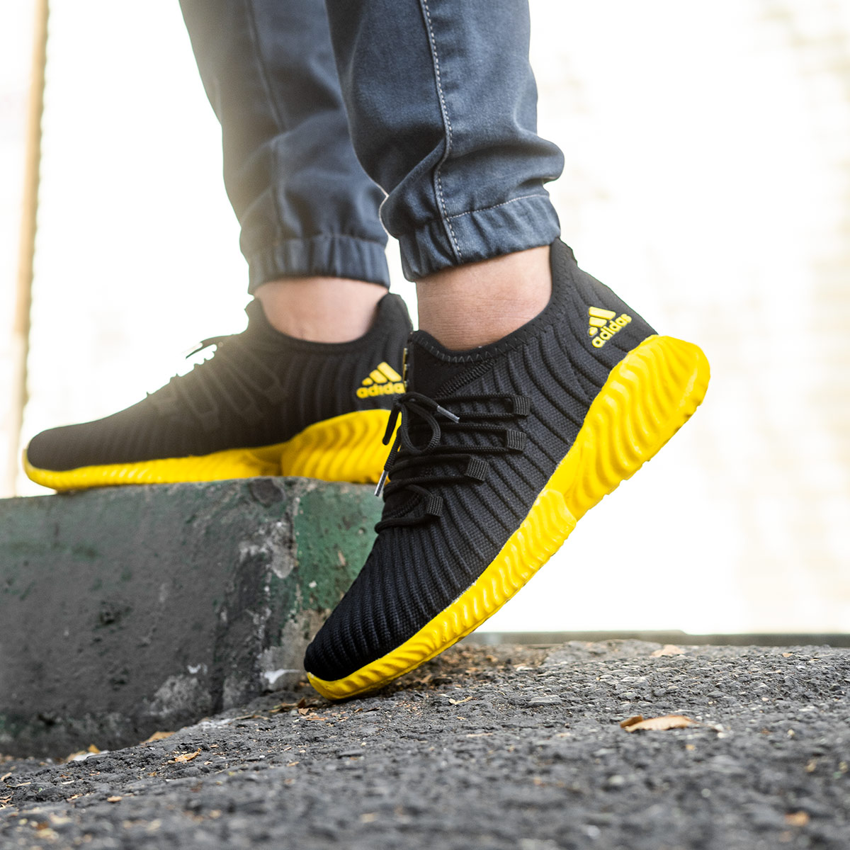 کفش ورزشی Adidas مردانه مشکی زیره زرد مدل River