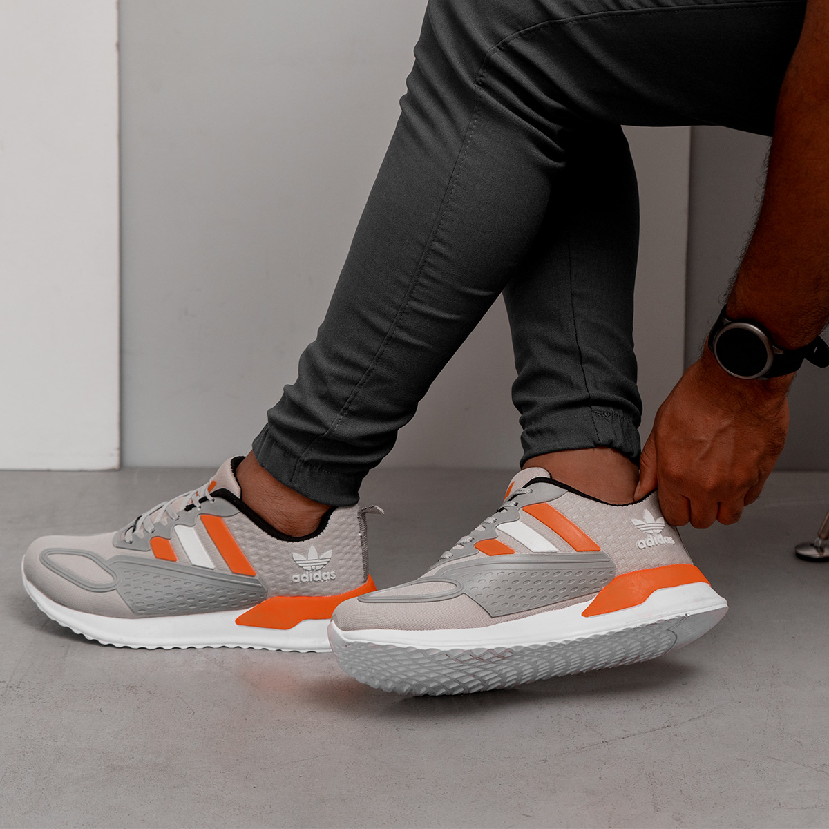 کفش ورزشی Adidas مردانه طوسی نارنجی مدل Tilda