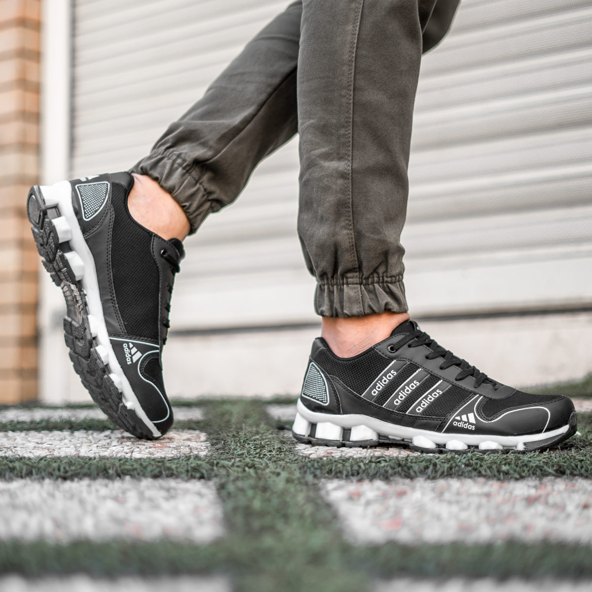 کفش ورزشی Adidas مردانه مشکی سفید مدل Artek