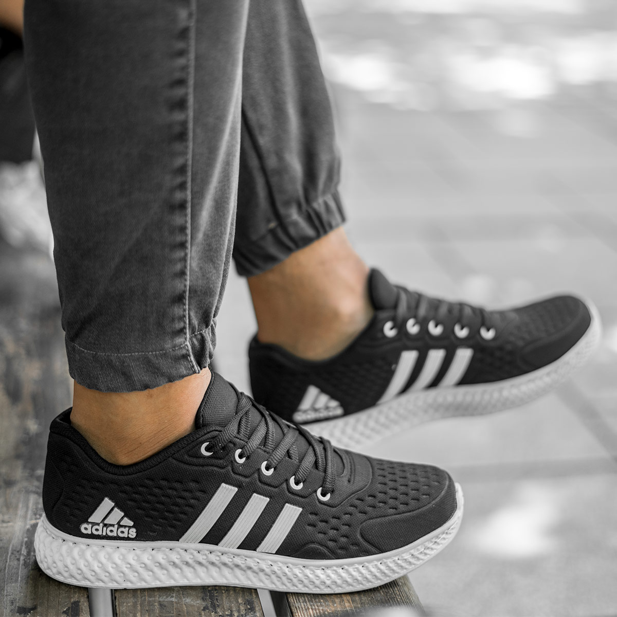 کفش ورزشی Adidas مردانه مشکی سفید مدل Sisam(T)