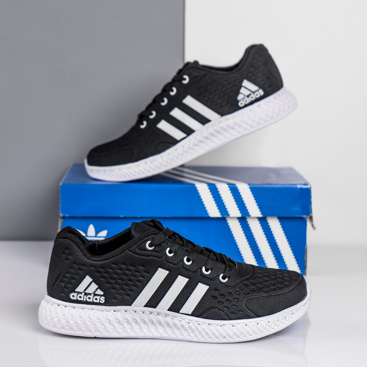 کفش ورزشی Adidas مردانه مشکی سفید مدل Sisam(T)